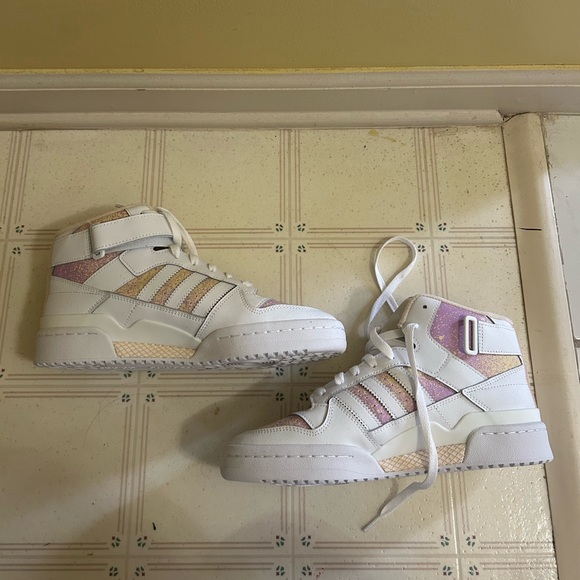 Adidas Originals Women's Forum Mid shoe in Cloud White / Bliss Orange - Picture 2 of 4